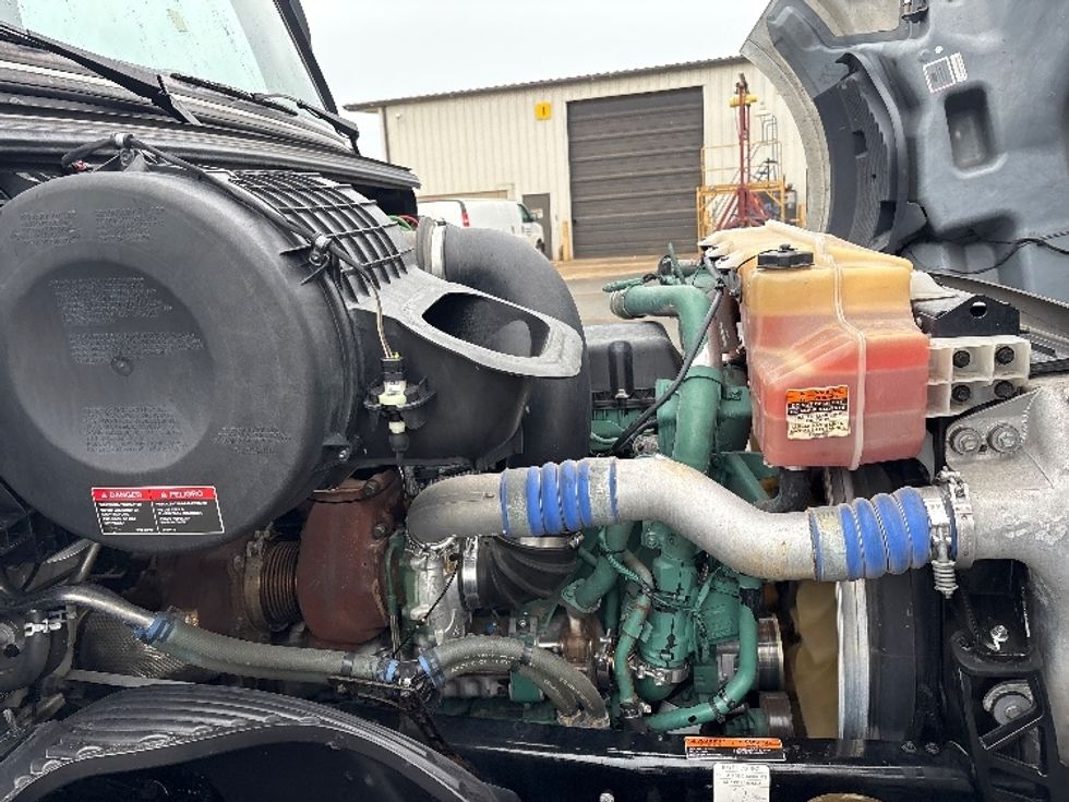 Sleeper Tractor-Heavy Duty Tractors-Volvo-2023-VNL64860-Mebane-NC-540,640\n\t\tmiles-$ 84,500 - Image 20