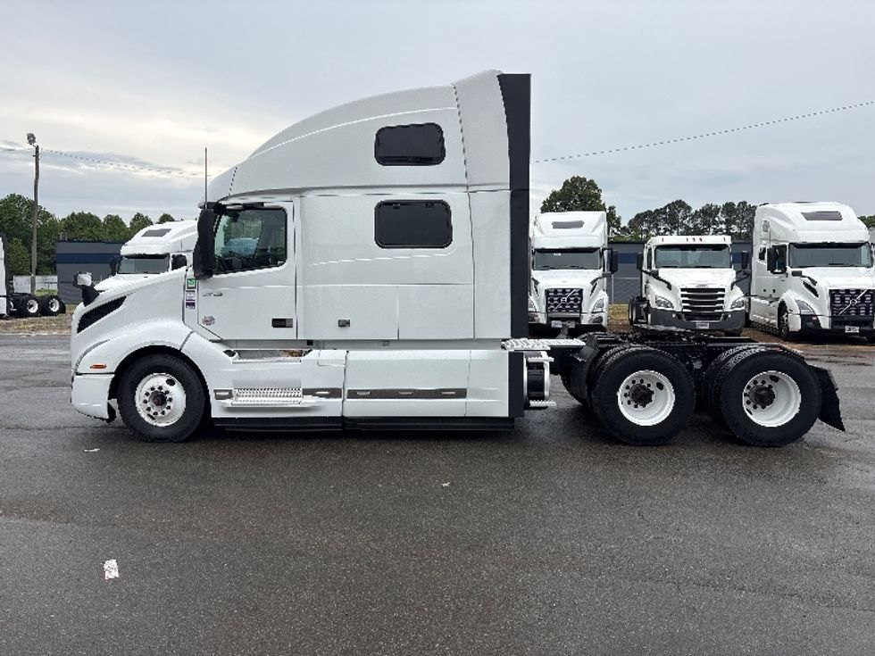 Sleeper Tractor-Heavy Duty Tractors-Volvo-2023-VNL64860-Mebane-NC-540,640\n\t\tmiles-$ 84,500 - Image 4