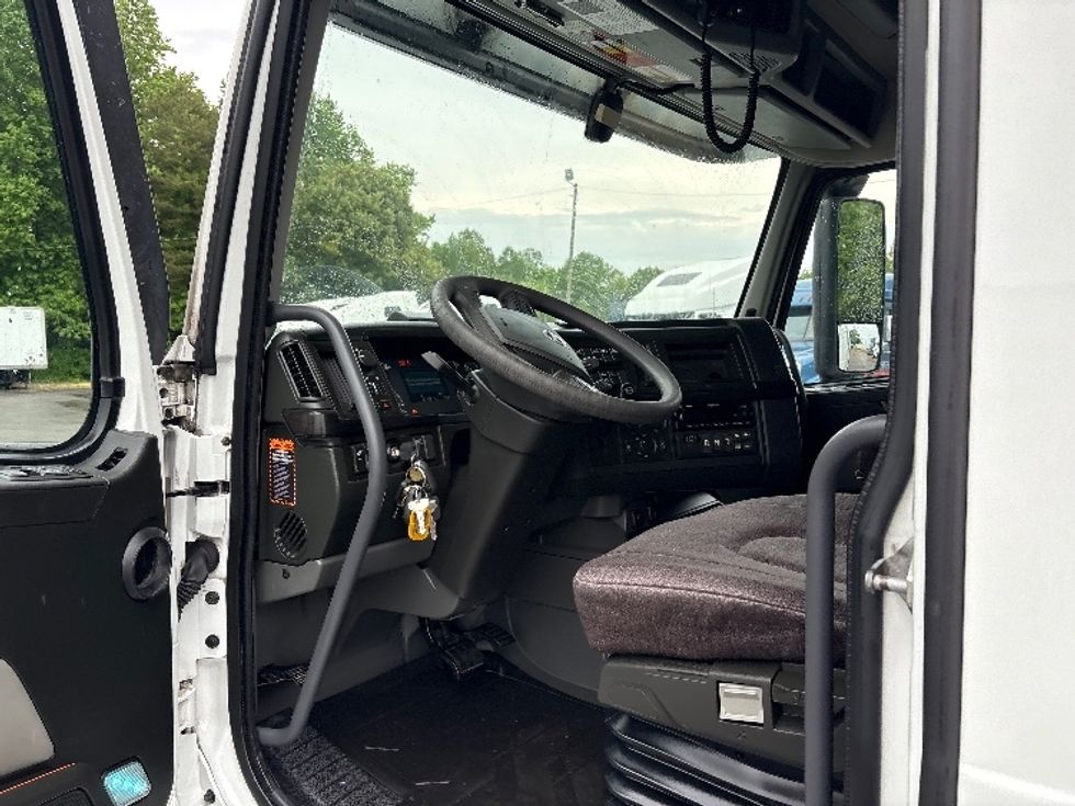 Sleeper Tractor-Heavy Duty Tractors-Volvo-2023-VNL64860-Mebane-NC-540,640\n\t\tmiles-$ 84,500 - Image 9