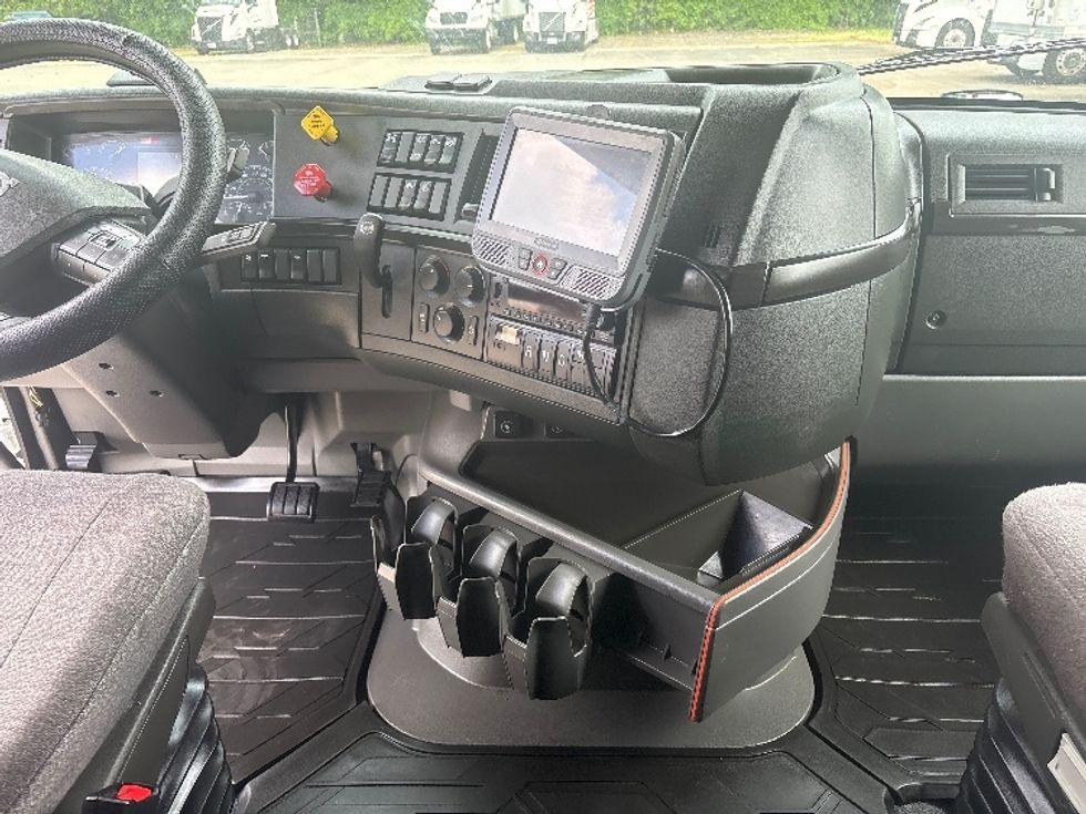 Sleeper Tractor-Heavy Duty Tractors-Volvo-2023-VNL64860-Mebane-NC-549,689\n\t\tmiles-$ 76,000 - Image 12
