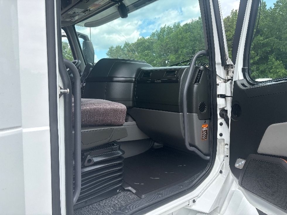 Sleeper Tractor-Heavy Duty Tractors-Volvo-2023-VNL64860-Mebane-NC-549,689\n\t\tmiles-$ 76,000 - Image 13