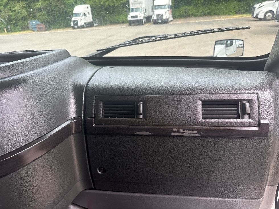 Sleeper Tractor-Heavy Duty Tractors-Volvo-2023-VNL64860-Mebane-NC-549,689\n\t\tmiles-$ 76,000 - Image 14