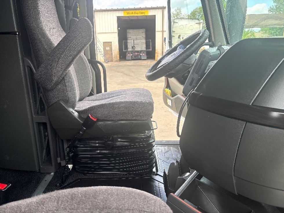 Sleeper Tractor-Heavy Duty Tractors-Volvo-2023-VNL64860-Mebane-NC-549,689\n\t\tmiles-$ 76,000 - Image 15