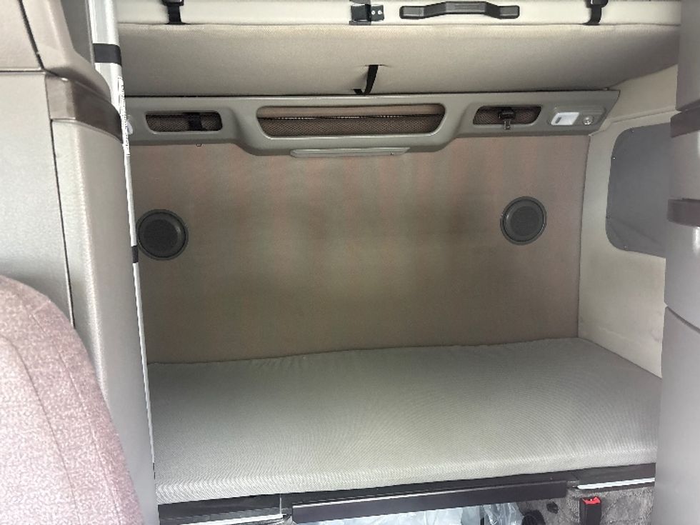 Sleeper Tractor-Heavy Duty Tractors-Volvo-2023-VNL64860-Mebane-NC-549,689\n\t\tmiles-$ 76,000 - Image 16