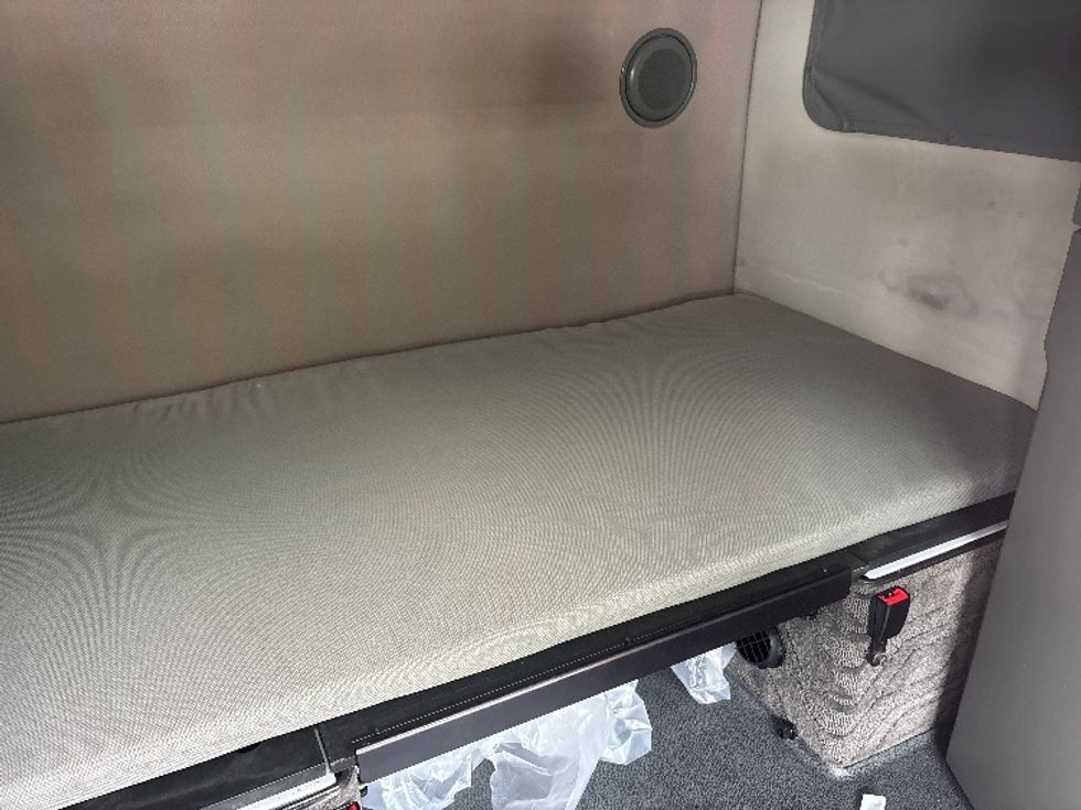 Sleeper Tractor-Heavy Duty Tractors-Volvo-2023-VNL64860-Mebane-NC-549,689\n\t\tmiles-$ 76,000 - Image 17