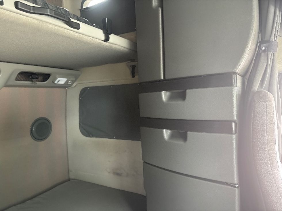 Sleeper Tractor-Heavy Duty Tractors-Volvo-2023-VNL64860-Mebane-NC-549,689\n\t\tmiles-$ 76,000 - Image 18