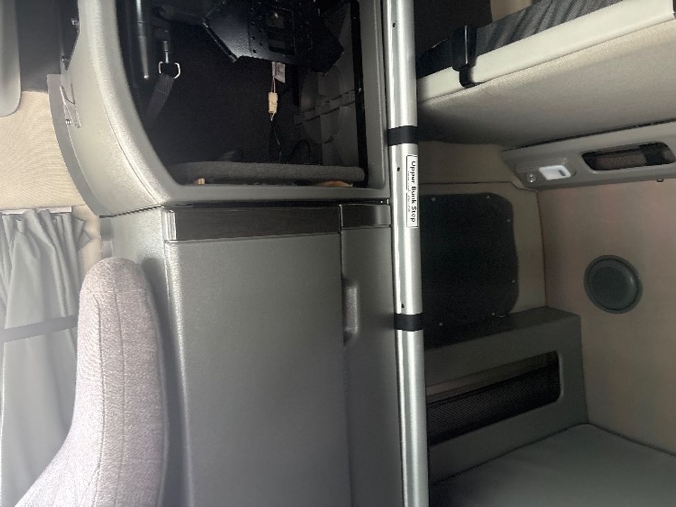 Sleeper Tractor-Heavy Duty Tractors-Volvo-2023-VNL64860-Mebane-NC-549,689\n\t\tmiles-$ 76,000 - Image 19