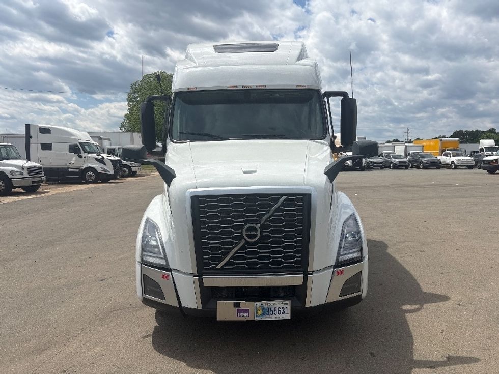 Sleeper Tractor-Heavy Duty Tractors-Volvo-2023-VNL64860-Mebane-NC-549,689\n\t\tmiles-$ 76,000 - Image 2