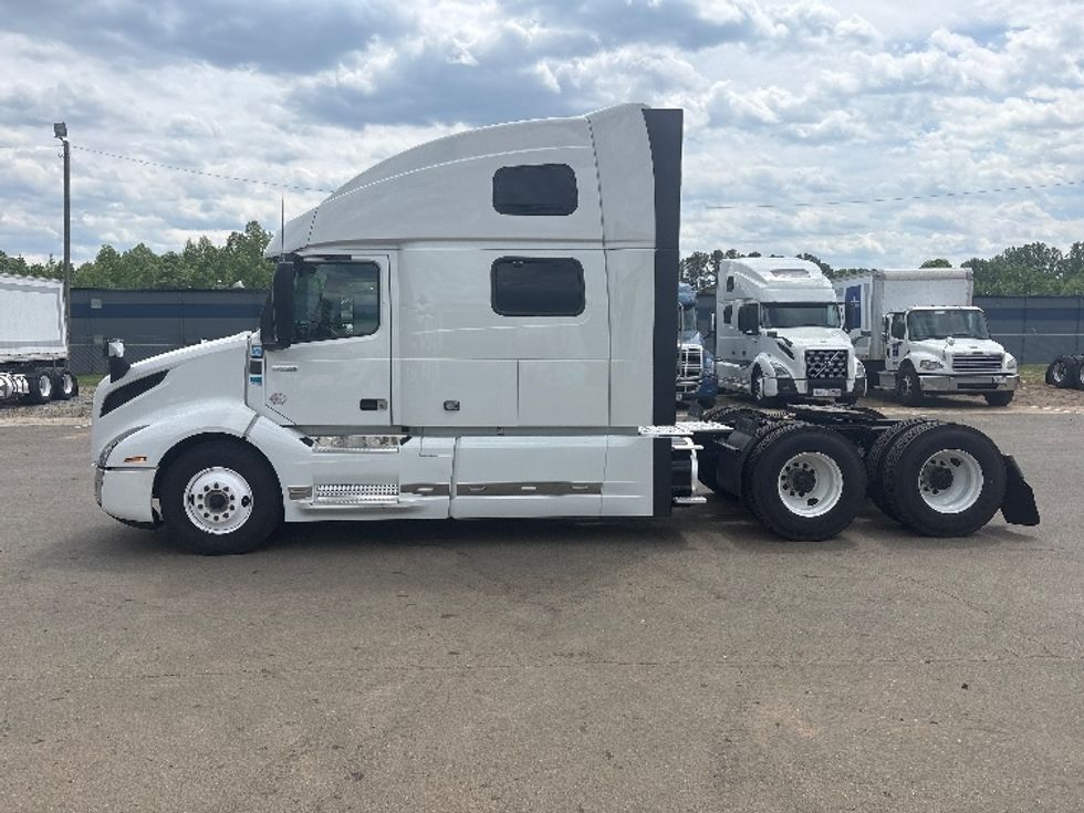 Sleeper Tractor-Heavy Duty Tractors-Volvo-2023-VNL64860-Mebane-NC-549,689\n\t\tmiles-$ 76,000 - Image 4
