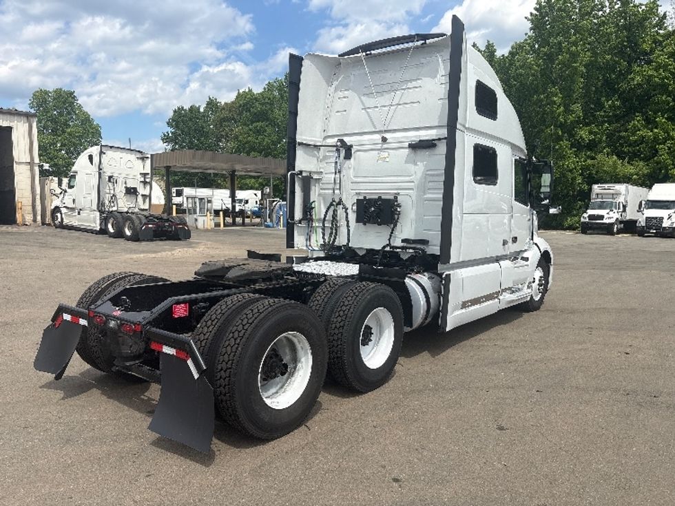 Sleeper Tractor-Heavy Duty Tractors-Volvo-2023-VNL64860-Mebane-NC-549,689\n\t\tmiles-$ 76,000 - Image 7