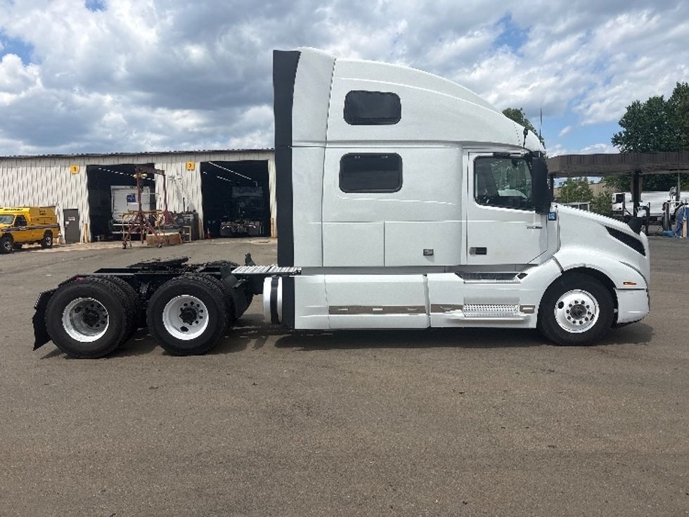 Sleeper Tractor-Heavy Duty Tractors-Volvo-2023-VNL64860-Mebane-NC-549,689\n\t\tmiles-$ 76,000 - Image 8