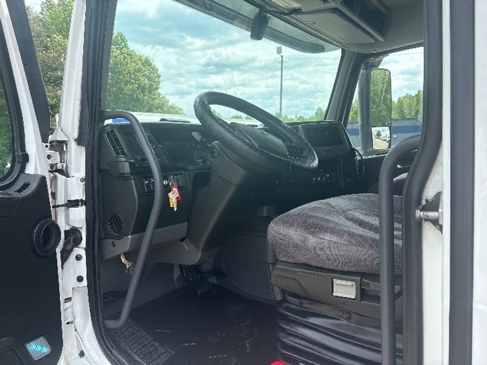 Sleeper Tractor-Heavy Duty Tractors-Volvo-2023-VNL64860-Mebane-NC-549,689\n\t\tmiles-$ 76,000 - Image 9