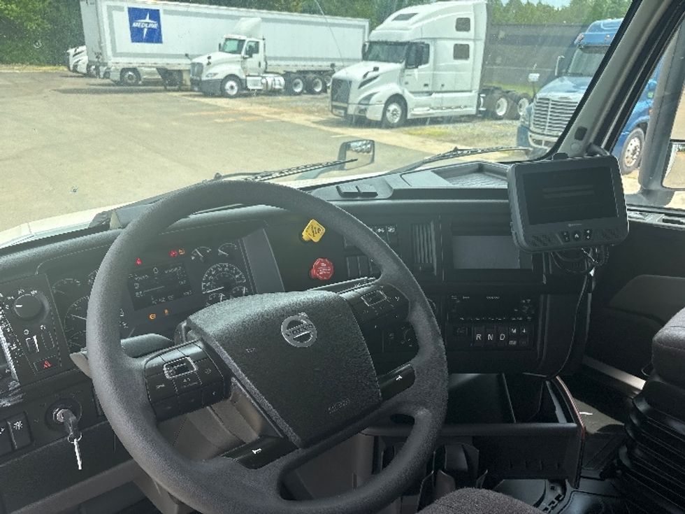 Sleeper Tractor-Heavy Duty Tractors-Volvo-2023-VNL64860-Mebane-NC-608,595\n\t\tmiles-$ 70,500 - Image 10