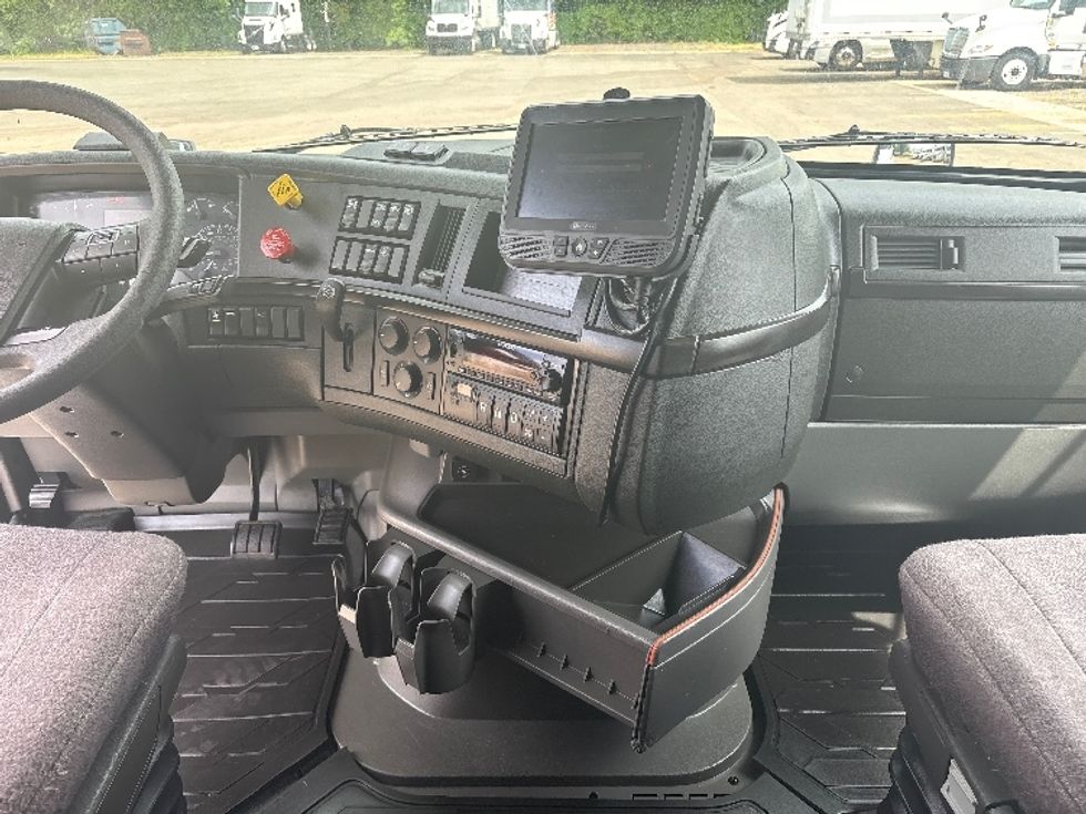 Sleeper Tractor-Heavy Duty Tractors-Volvo-2023-VNL64860-Mebane-NC-608,595\n\t\tmiles-$ 70,500 - Image 12