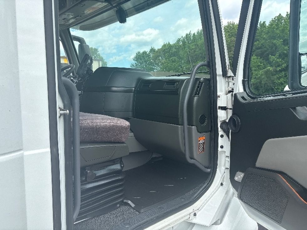 Sleeper Tractor-Heavy Duty Tractors-Volvo-2023-VNL64860-Mebane-NC-608,595\n\t\tmiles-$ 70,500 - Image 13