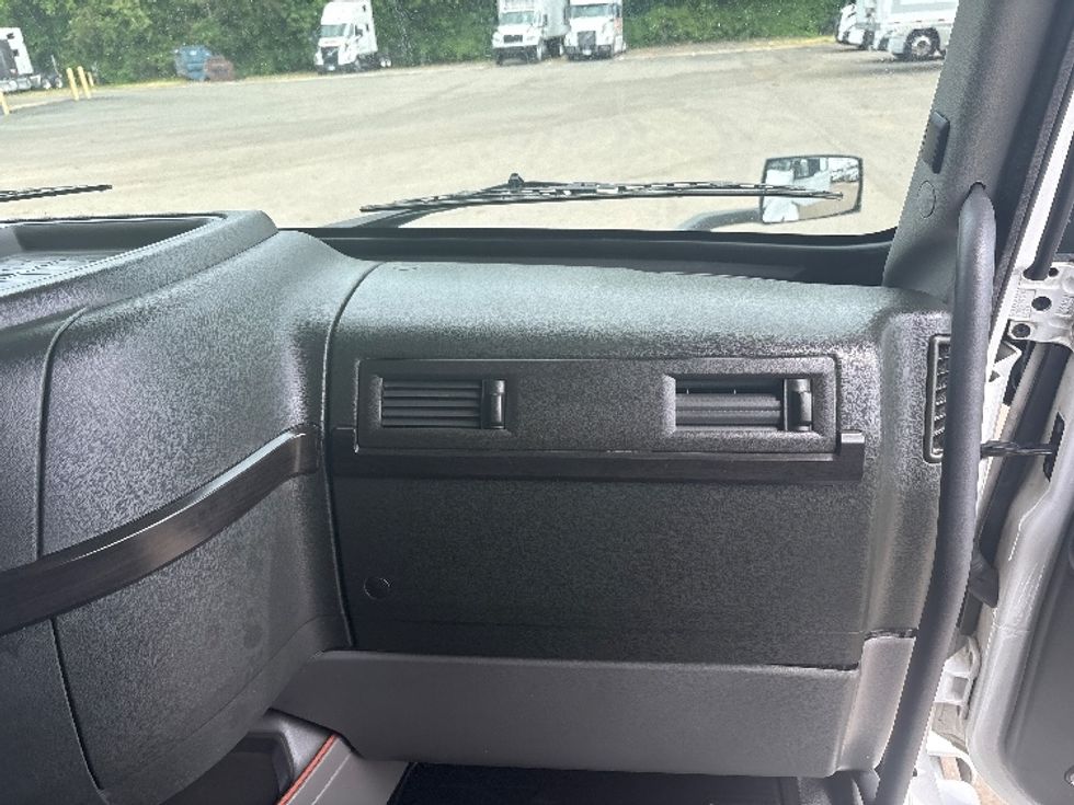 Sleeper Tractor-Heavy Duty Tractors-Volvo-2023-VNL64860-Mebane-NC-608,595\n\t\tmiles-$ 70,500 - Image 14