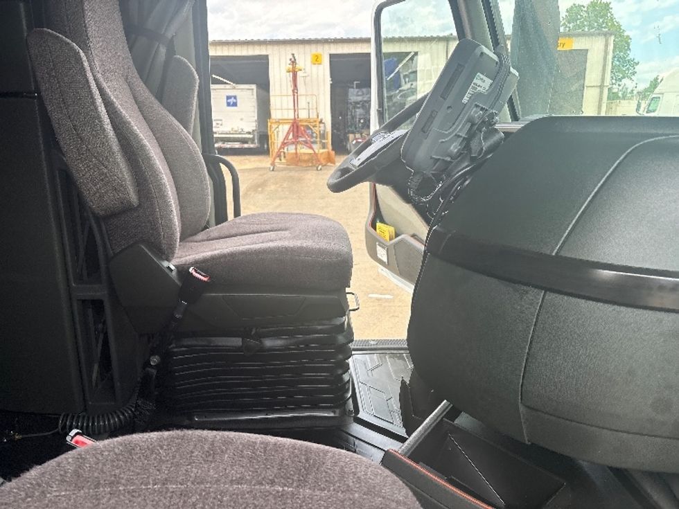 Sleeper Tractor-Heavy Duty Tractors-Volvo-2023-VNL64860-Mebane-NC-608,595\n\t\tmiles-$ 70,500 - Image 15