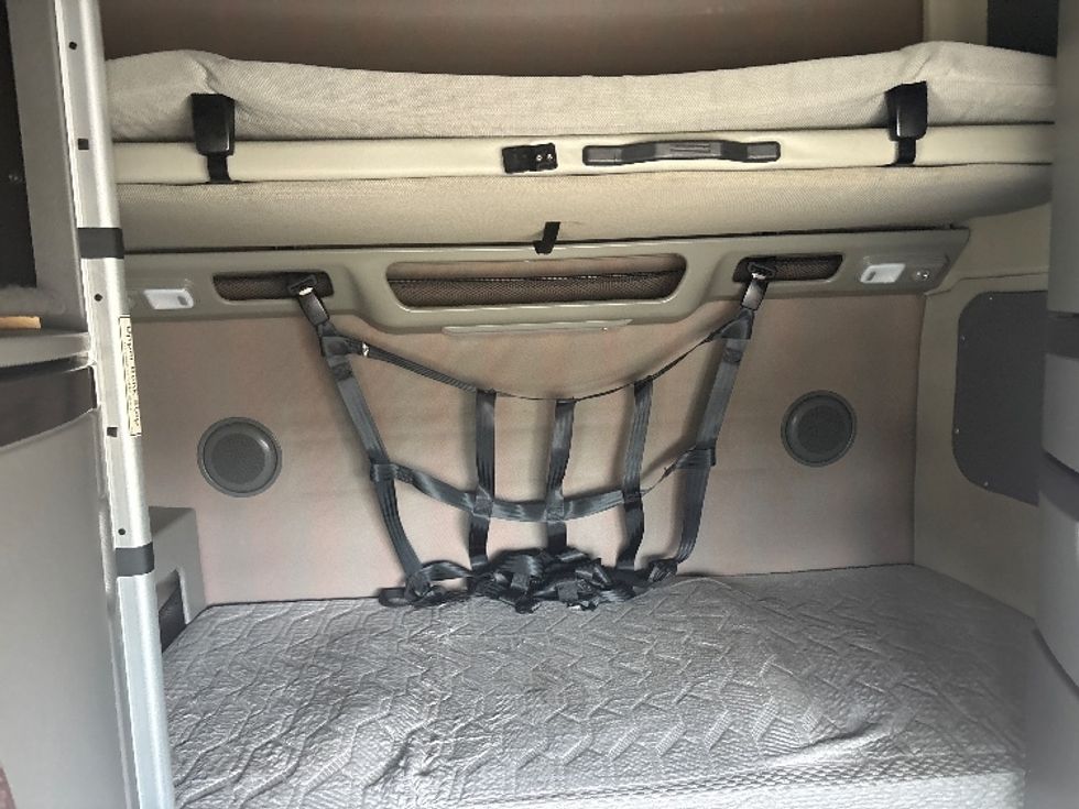 Sleeper Tractor-Heavy Duty Tractors-Volvo-2023-VNL64860-Mebane-NC-608,595\n\t\tmiles-$ 70,500 - Image 16