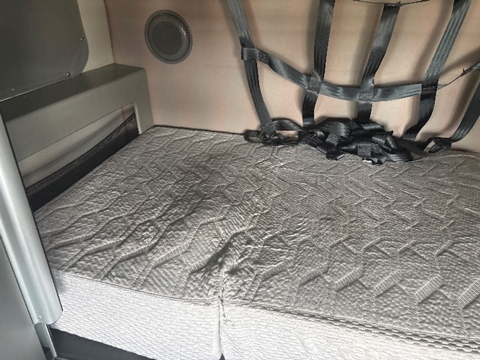 Sleeper Tractor-Heavy Duty Tractors-Volvo-2023-VNL64860-Mebane-NC-608,595\n\t\tmiles-$ 70,500 - Image 17