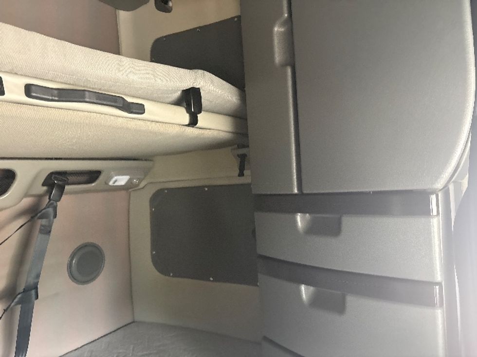 Sleeper Tractor-Heavy Duty Tractors-Volvo-2023-VNL64860-Mebane-NC-608,595\n\t\tmiles-$ 70,500 - Image 18