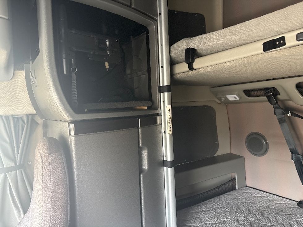 Sleeper Tractor-Heavy Duty Tractors-Volvo-2023-VNL64860-Mebane-NC-608,595\n\t\tmiles-$ 70,500 - Image 19