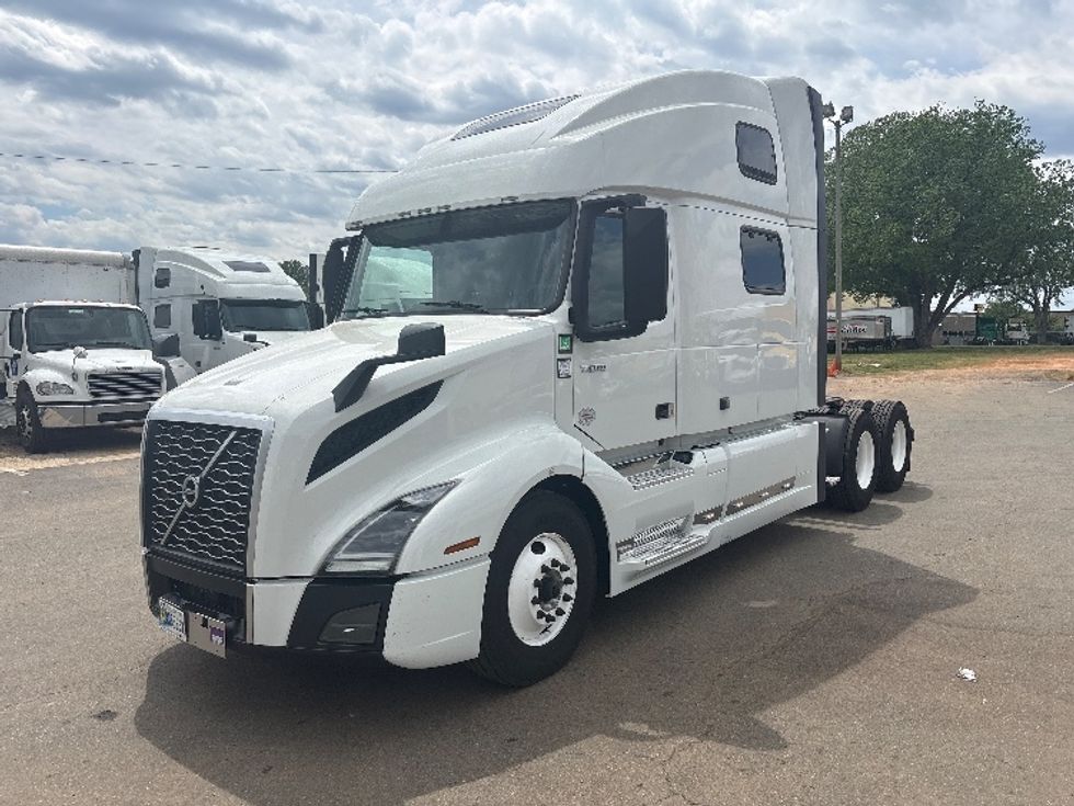 Sleeper Tractor-Heavy Duty Tractors-Volvo-2023-VNL64860-Mebane-NC-608,595\n\t\tmiles-$ 70,500 - Image 3