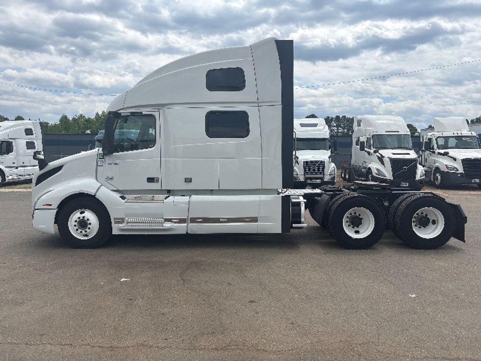 Sleeper Tractor-Heavy Duty Tractors-Volvo-2023-VNL64860-Mebane-NC-608,595\n\t\tmiles-$ 70,500 - Image 4