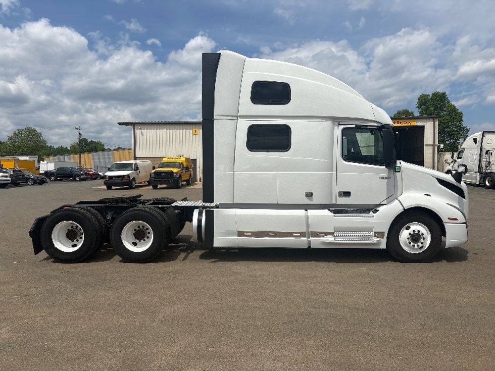 Sleeper Tractor-Heavy Duty Tractors-Volvo-2023-VNL64860-Mebane-NC-608,595\n\t\tmiles-$ 70,500 - Image 8