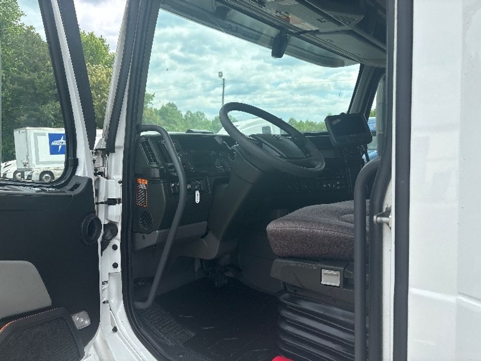 Sleeper Tractor-Heavy Duty Tractors-Volvo-2023-VNL64860-Mebane-NC-608,595\n\t\tmiles-$ 70,500 - Image 9