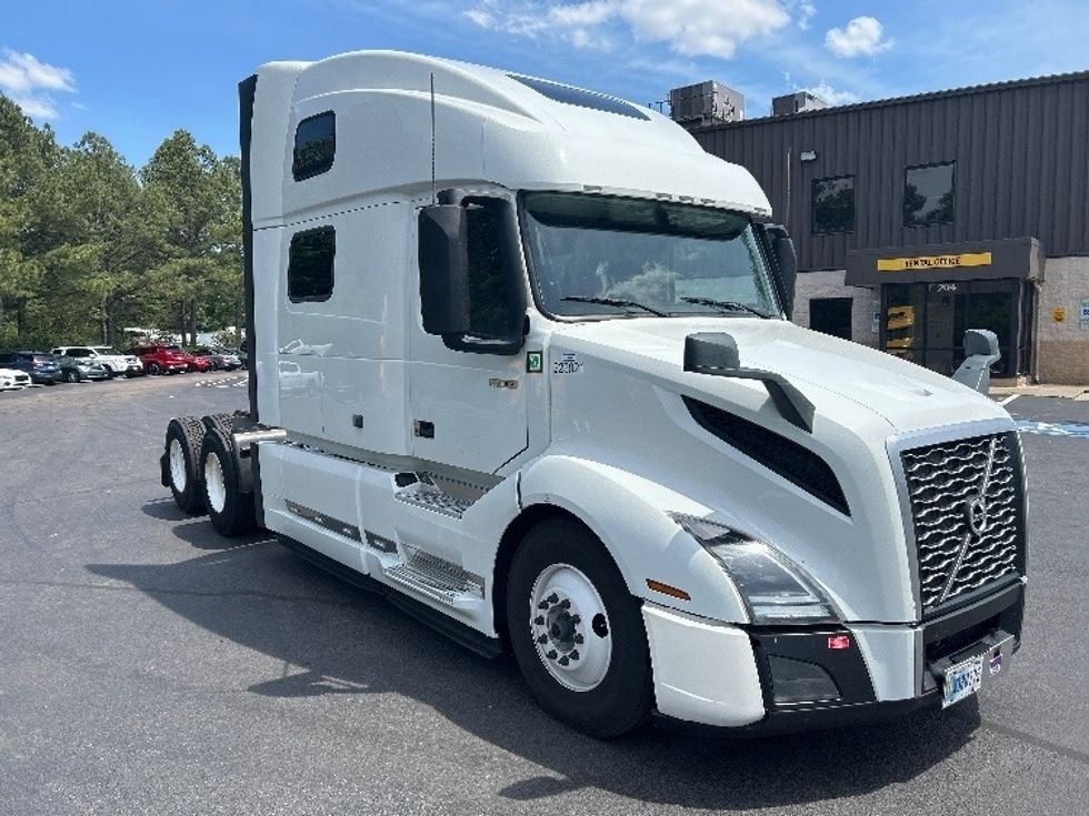 Sleeper Tractor-Heavy Duty Tractors-Volvo-2023-VNL64860-Mebane-NC-630,535\n\t\tmiles-$ 75,000 - Image 1