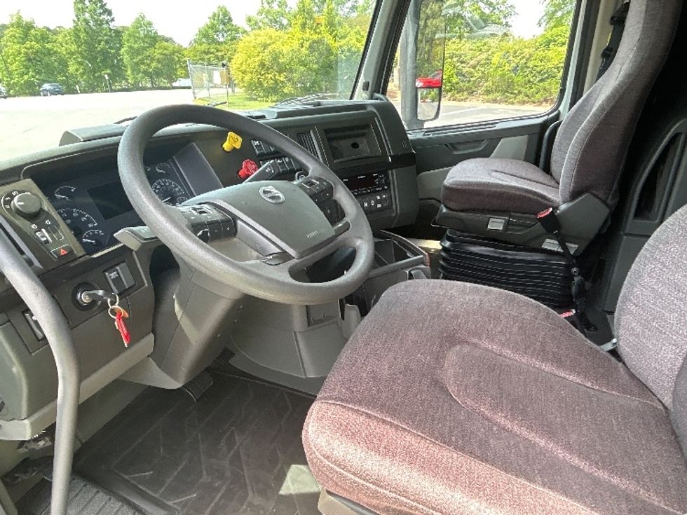 Sleeper Tractor-Heavy Duty Tractors-Volvo-2023-VNL64860-Mebane-NC-630,535\n\t\tmiles-$ 75,000 - Image 10