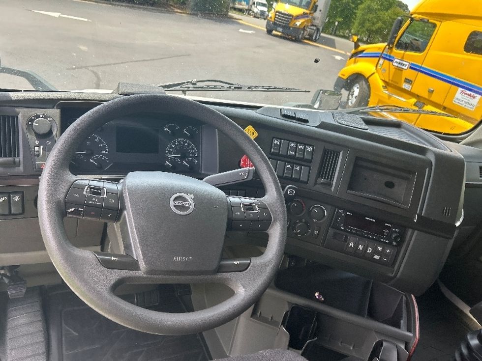 Sleeper Tractor-Heavy Duty Tractors-Volvo-2023-VNL64860-Mebane-NC-630,535\n\t\tmiles-$ 75,000 - Image 11