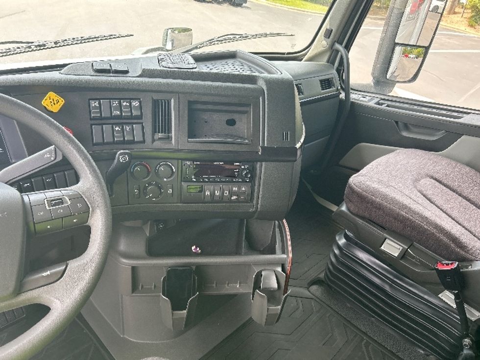 Sleeper Tractor-Heavy Duty Tractors-Volvo-2023-VNL64860-Mebane-NC-630,535\n\t\tmiles-$ 75,000 - Image 12