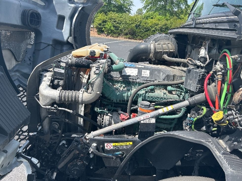 Sleeper Tractor-Heavy Duty Tractors-Volvo-2023-VNL64860-Mebane-NC-630,535\n\t\tmiles-$ 75,000 - Image 21
