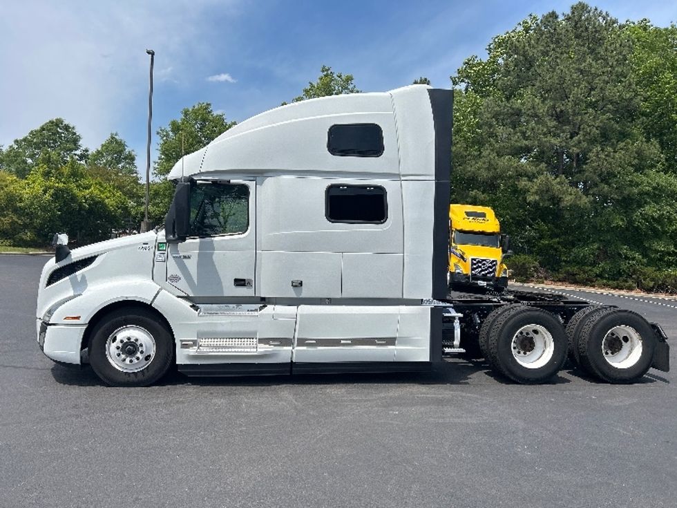 Sleeper Tractor-Heavy Duty Tractors-Volvo-2023-VNL64860-Mebane-NC-630,535\n\t\tmiles-$ 75,000 - Image 4
