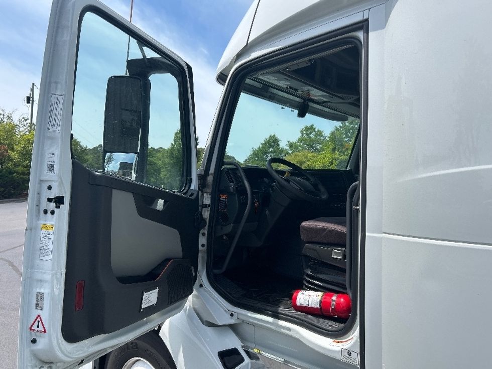 Sleeper Tractor-Heavy Duty Tractors-Volvo-2023-VNL64860-Mebane-NC-630,535\n\t\tmiles-$ 75,000 - Image 9