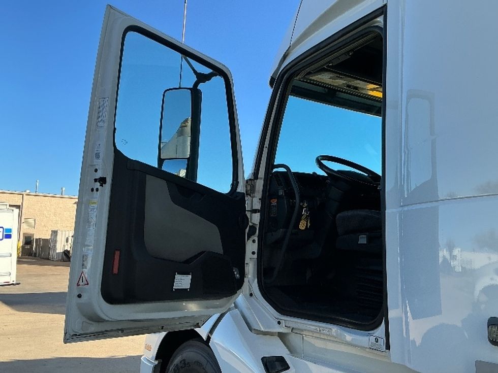 Sleeper Tractor-Heavy Duty Tractors-Volvo-2023-VNL64860-Olive Branch-MS-425,177\n\t\tmiles-$ 89,000 - Image 10