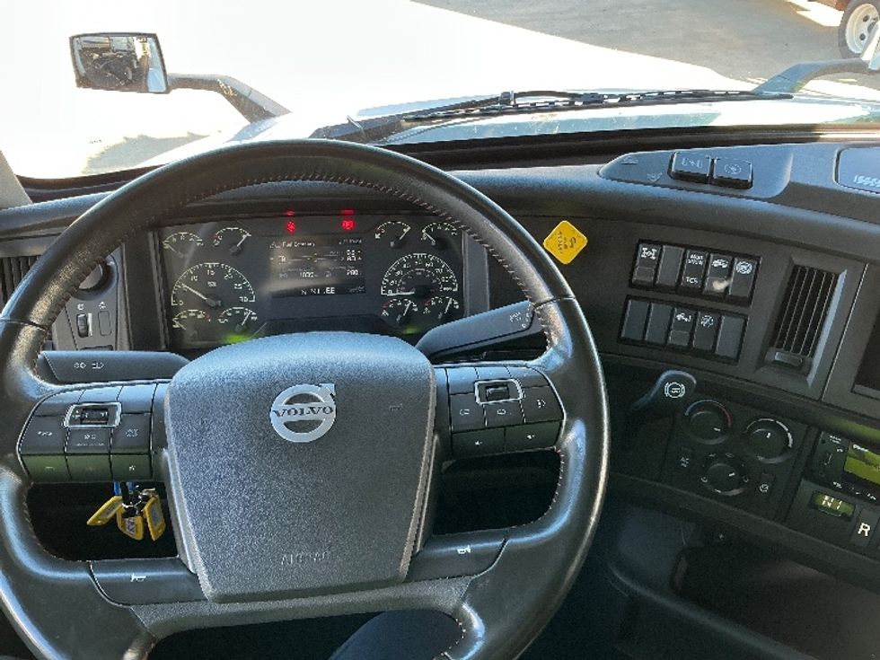 Sleeper Tractor-Heavy Duty Tractors-Volvo-2023-VNL64860-Olive Branch-MS-425,177\n\t\tmiles-$ 89,000 - Image 11