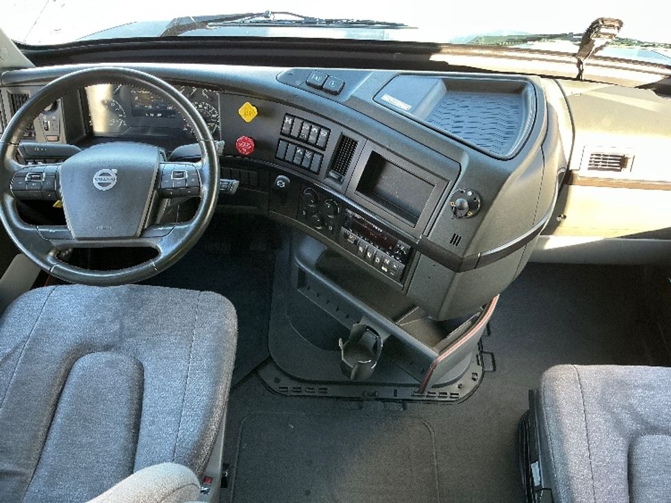 Sleeper Tractor-Heavy Duty Tractors-Volvo-2023-VNL64860-Olive Branch-MS-425,177\n\t\tmiles-$ 89,000 - Image 12