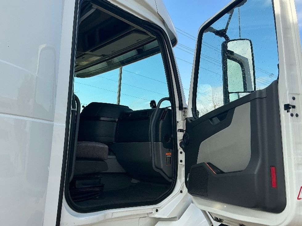 Sleeper Tractor-Heavy Duty Tractors-Volvo-2023-VNL64860-Olive Branch-MS-425,177\n\t\tmiles-$ 89,000 - Image 13