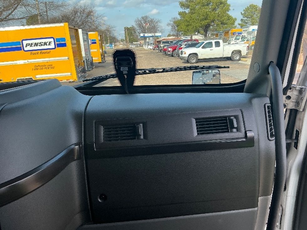 Sleeper Tractor-Heavy Duty Tractors-Volvo-2023-VNL64860-Olive Branch-MS-425,177\n\t\tmiles-$ 89,000 - Image 14