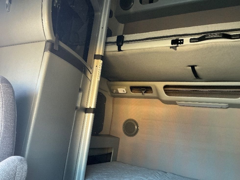 Sleeper Tractor-Heavy Duty Tractors-Volvo-2023-VNL64860-Olive Branch-MS-425,177\n\t\tmiles-$ 89,000 - Image 15