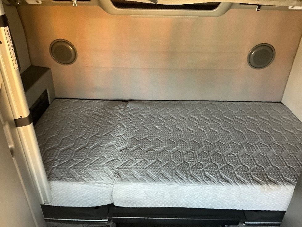 Sleeper Tractor-Heavy Duty Tractors-Volvo-2023-VNL64860-Olive Branch-MS-425,177\n\t\tmiles-$ 89,000 - Image 16