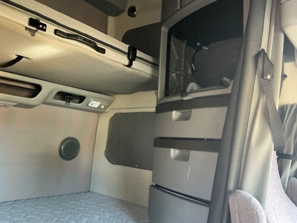 Sleeper Tractor-Heavy Duty Tractors-Volvo-2023-VNL64860-Olive Branch-MS-425,177\n\t\tmiles-$ 89,000 - Image 17