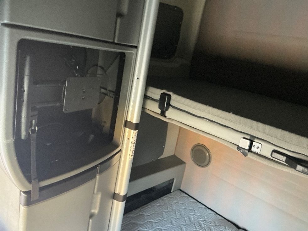 Sleeper Tractor-Heavy Duty Tractors-Volvo-2023-VNL64860-Olive Branch-MS-425,177\n\t\tmiles-$ 89,000 - Image 18