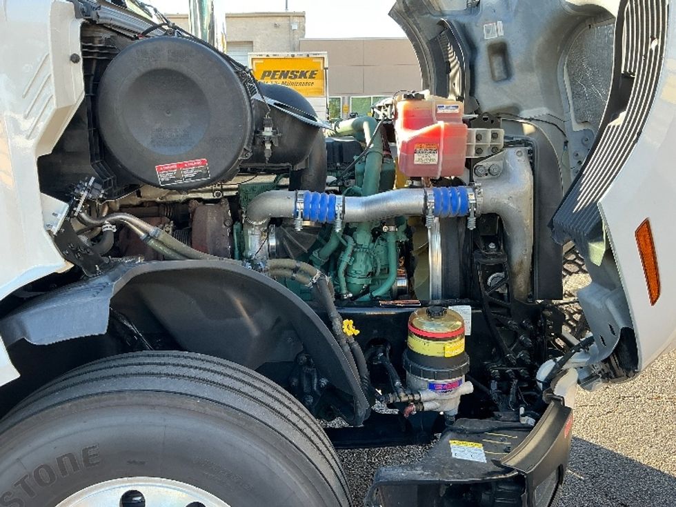 Sleeper Tractor-Heavy Duty Tractors-Volvo-2023-VNL64860-Olive Branch-MS-425,177\n\t\tmiles-$ 89,000 - Image 19