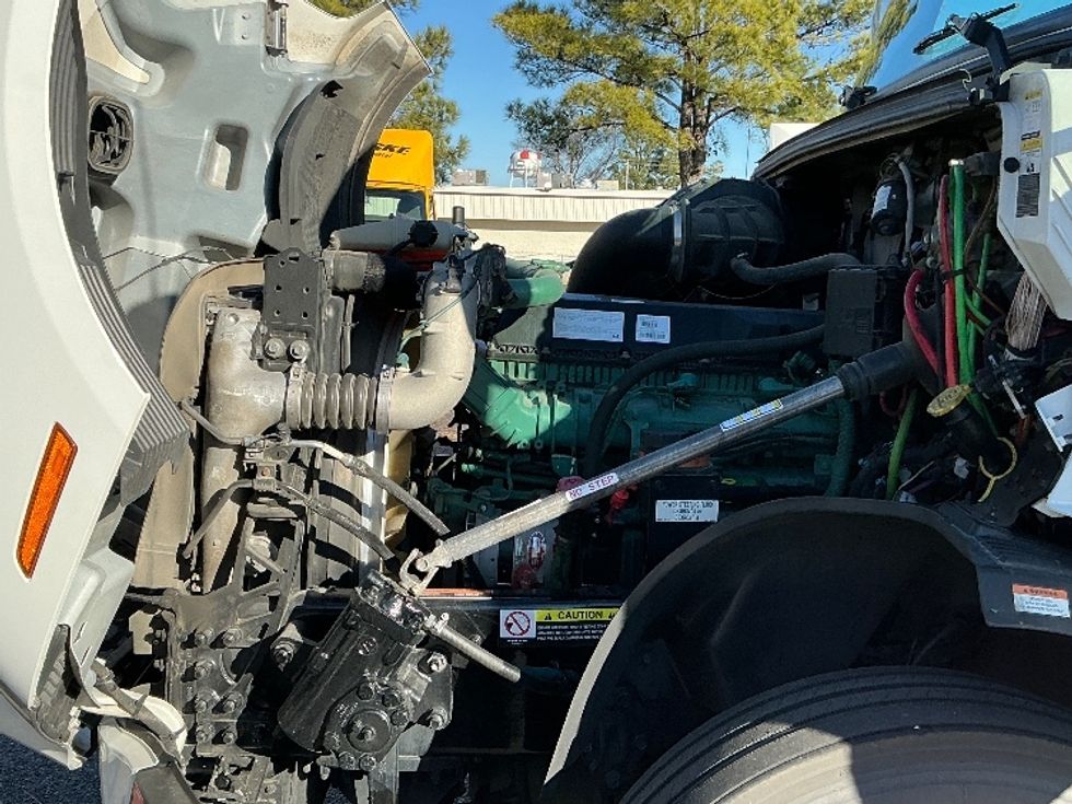 Sleeper Tractor-Heavy Duty Tractors-Volvo-2023-VNL64860-Olive Branch-MS-425,177\n\t\tmiles-$ 89,000 - Image 20