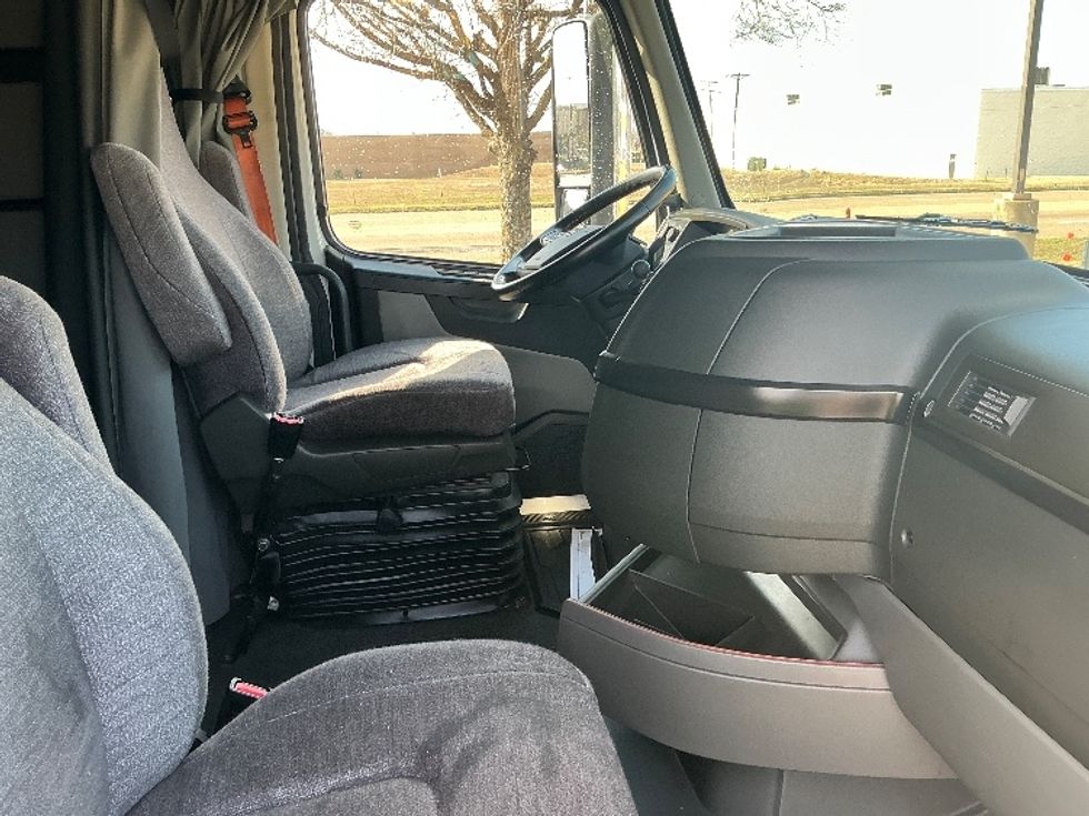 Sleeper Tractor-Heavy Duty Tractors-Volvo-2023-VNL64860-Olive Branch-MS-425,177\n\t\tmiles-$ 89,000 - Image 21