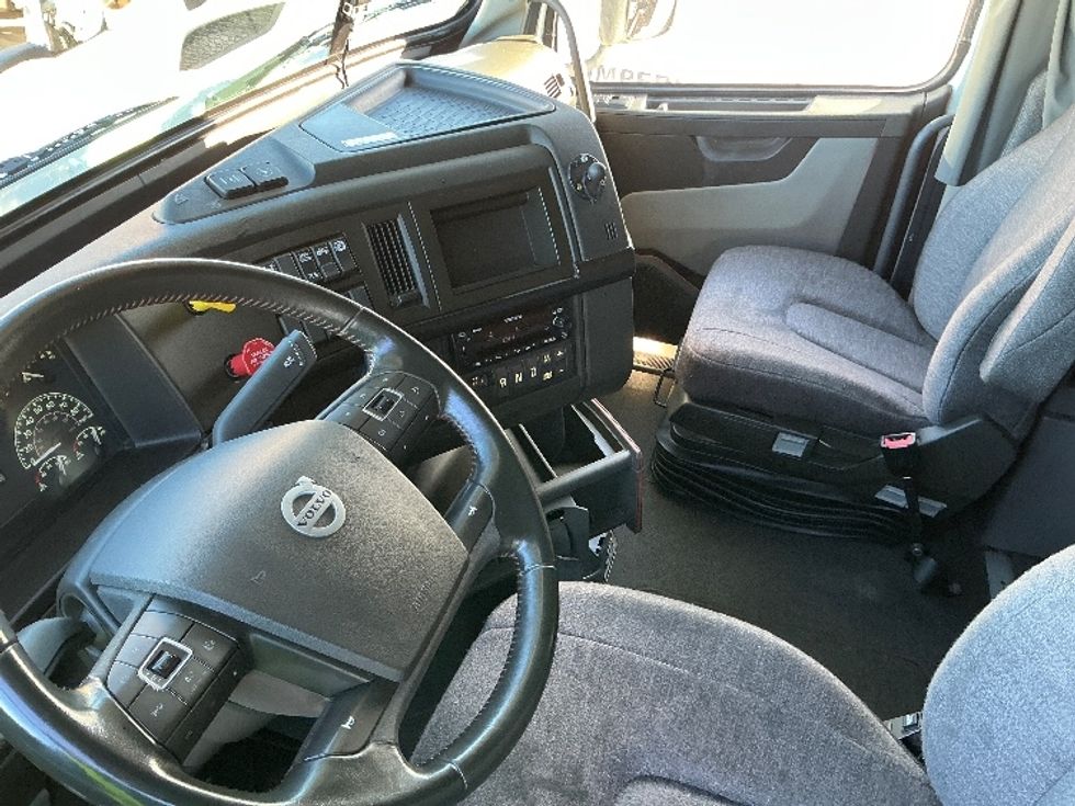 Sleeper Tractor-Heavy Duty Tractors-Volvo-2023-VNL64860-Olive Branch-MS-425,177\n\t\tmiles-$ 89,000 - Image 7