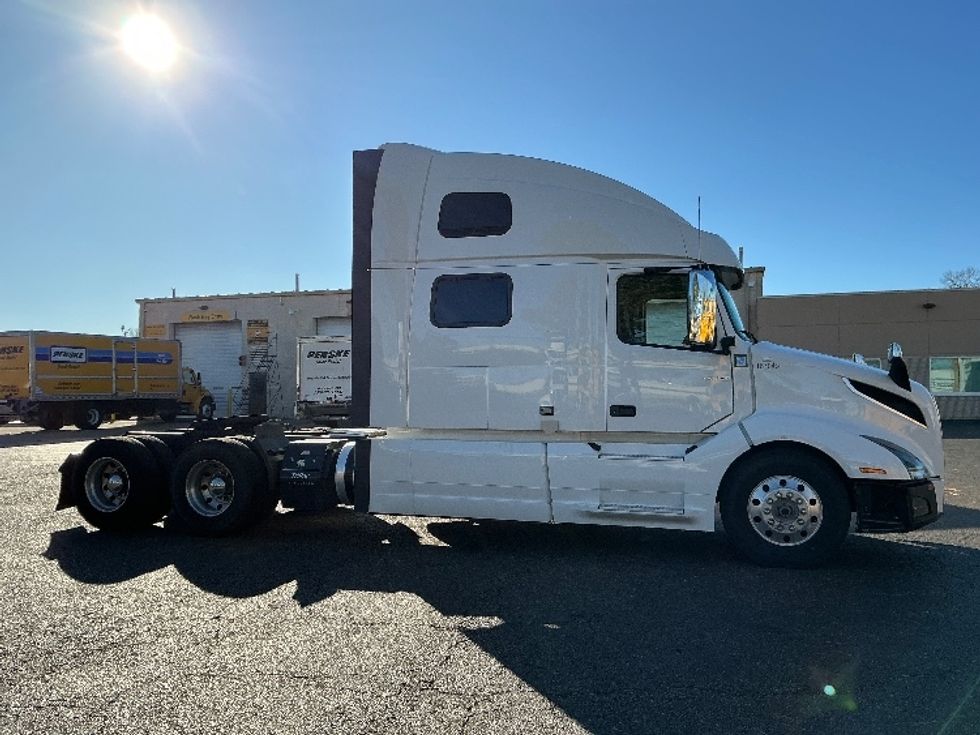 Sleeper Tractor-Heavy Duty Tractors-Volvo-2023-VNL64860-Olive Branch-MS-425,177\n\t\tmiles-$ 89,000 - Image 9